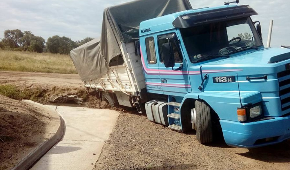 Camión cayó en boca de tormenta y vecinos reclaman por obra inconclusa