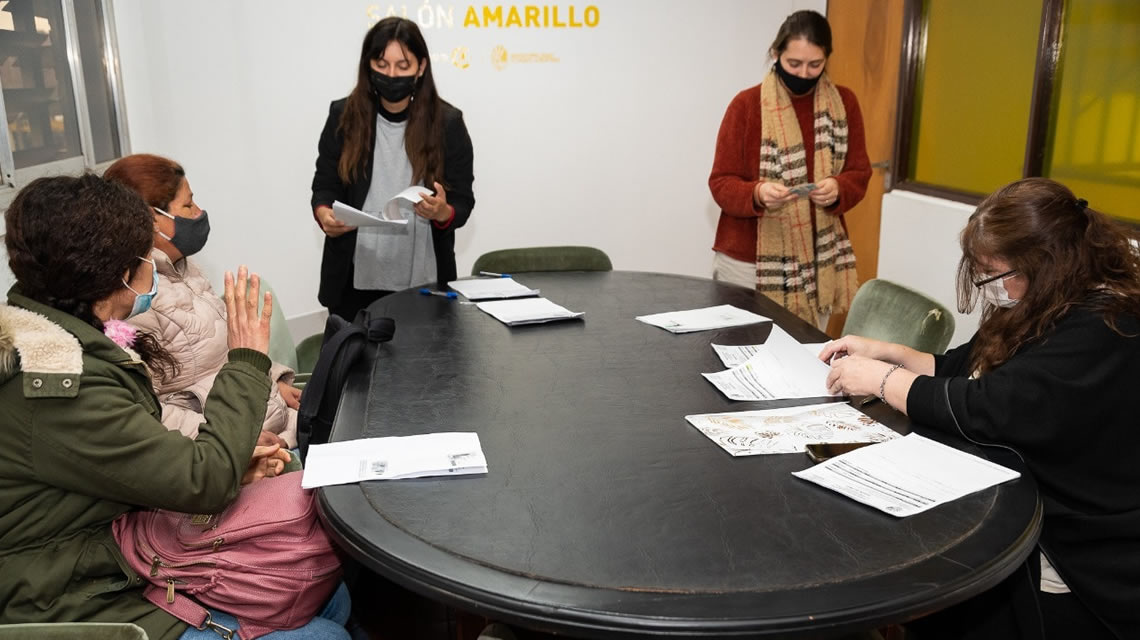 Entrega de fondos a escuelas por Movilidad Educativa Rural