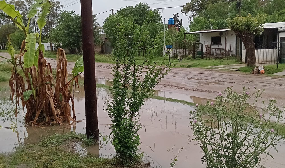 Un vendaval de agua azotó a Rufino precipitando 130 mm