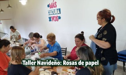 Creatividad y reciclaje en el Taller Navideño de Rosas de Papel